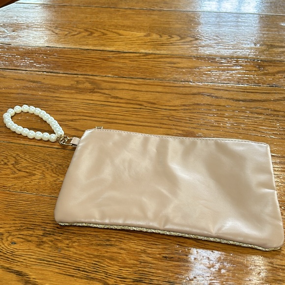 No brand tag. Small zip close bag with pearl bracelet handle. - Picture 4 of 8